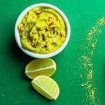 Frische mexikanische Guacamole nach Originalrezept mit Limetten