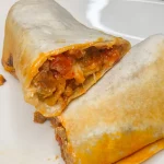 Mexikanischer Burrito mit Reis und Hackfleisch