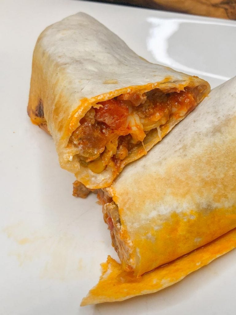 Selbstgemachter originaler mexikanischer Burrito mit Mais und Rinderhackfleisch