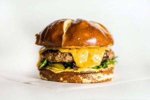 Original amerikanischer klassischer Cheeseburger mit geschmolzenem Cheddar Käse
