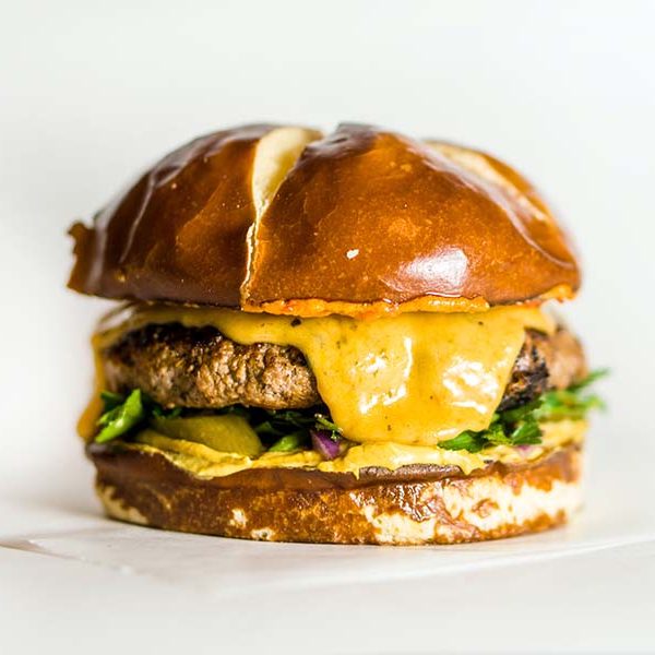 Original amerikanischer klassischer Cheeseburger mit geschmolzenem Cheddar Käse