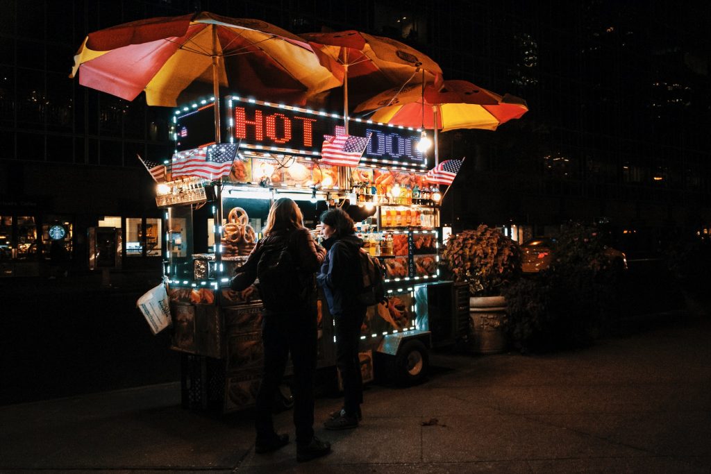 New York City Hot Dog Stand bei Nacht