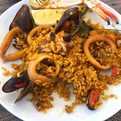 Klassische Paella aus Spanien mit Meeresfrüchten und Tintenfisch auf Mallorca