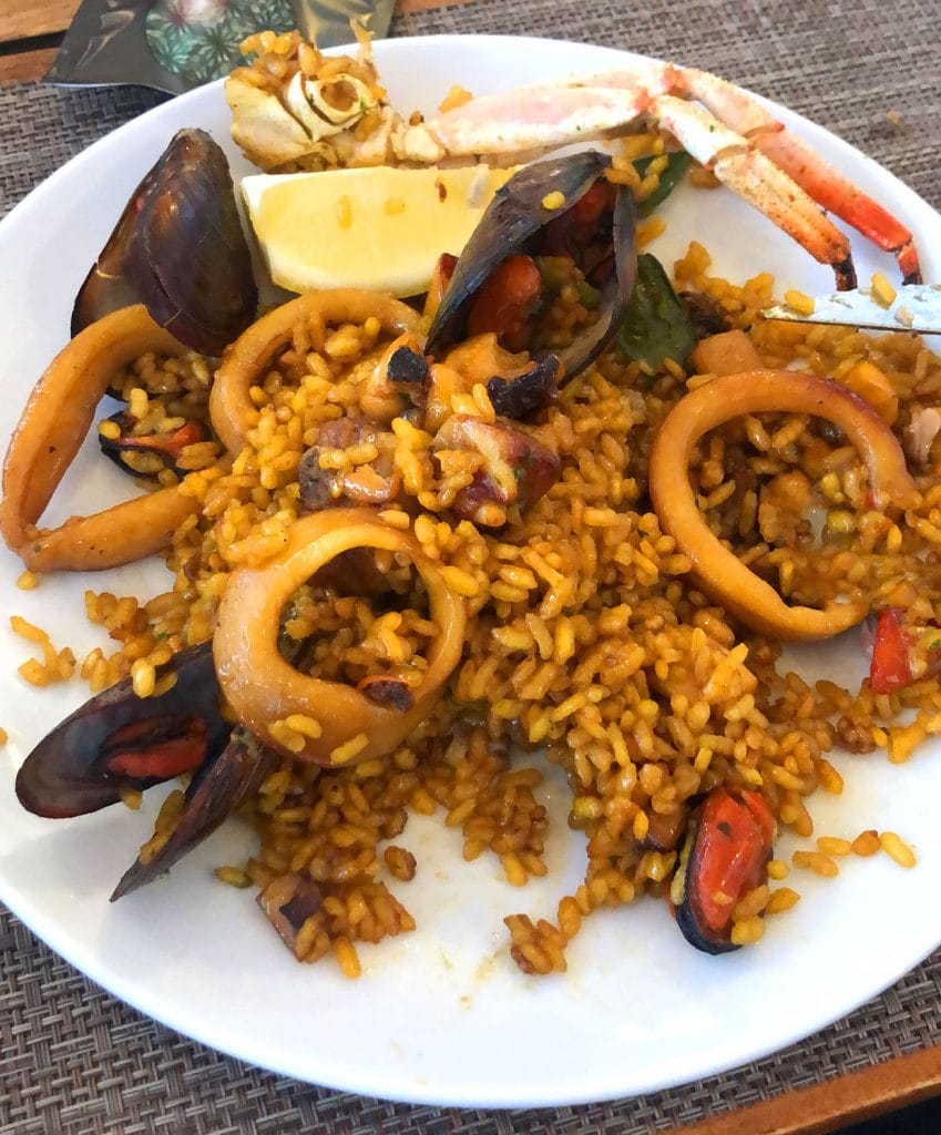 Klassische Paella aus Spanien mit Meeresfrüchten und Tintenfisch auf Mallorca