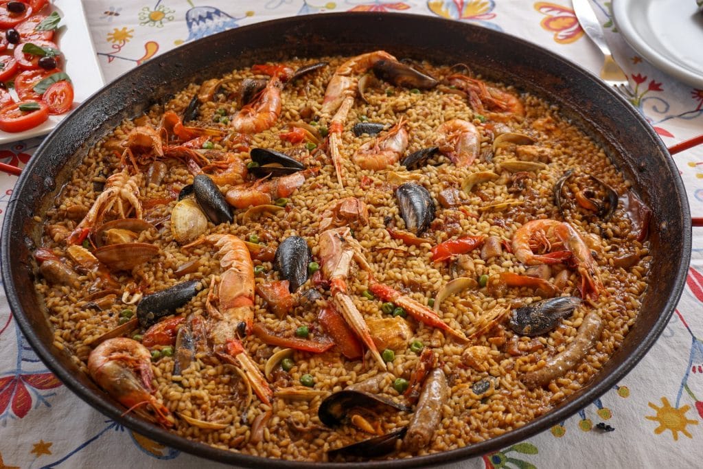 Traditionelle Paella aus Spanien mit Meeresfrüchten
