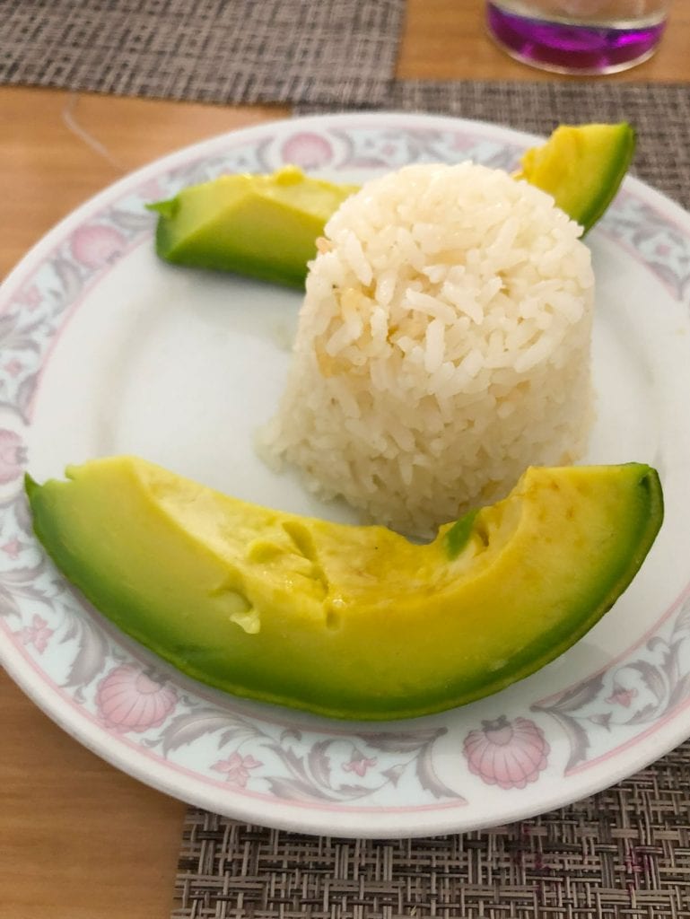 Avocado und Reis als Beilage für Ajiaco Bogotano