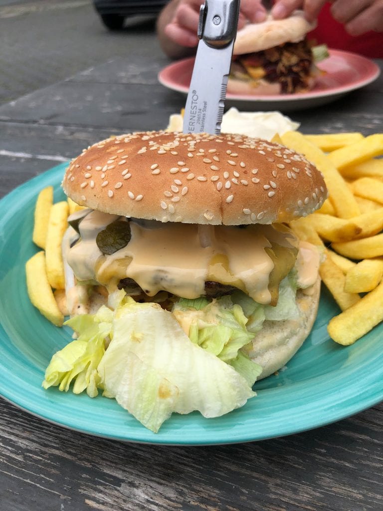 Chili Cheese Burger mit Sesam Bun in Tölken's Pommesbude in Löhne, Deutschland