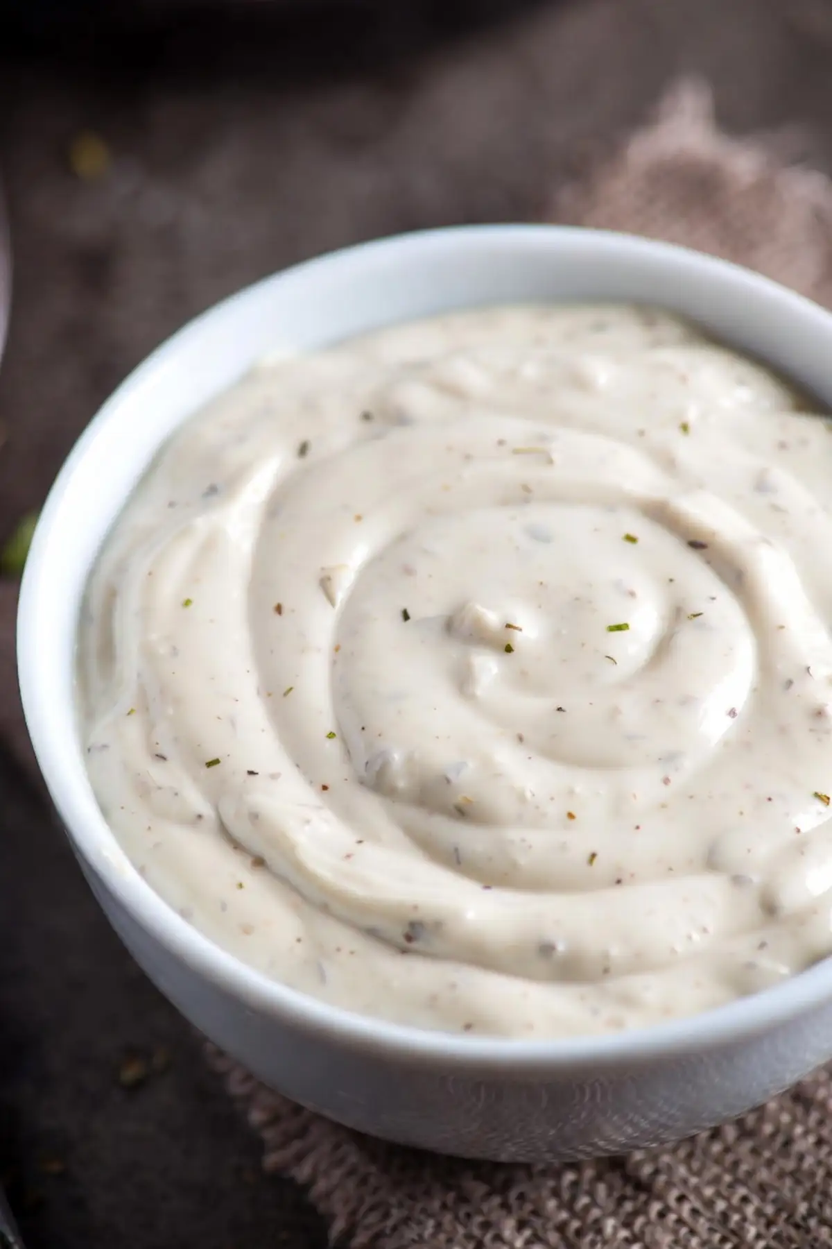 Frisch selbstgemachtes original amerikanisches Ranch Dressing in einem Glas, cremig-weiß mit Kräutern – das echte Hidden Valley Feeling zu Hause.